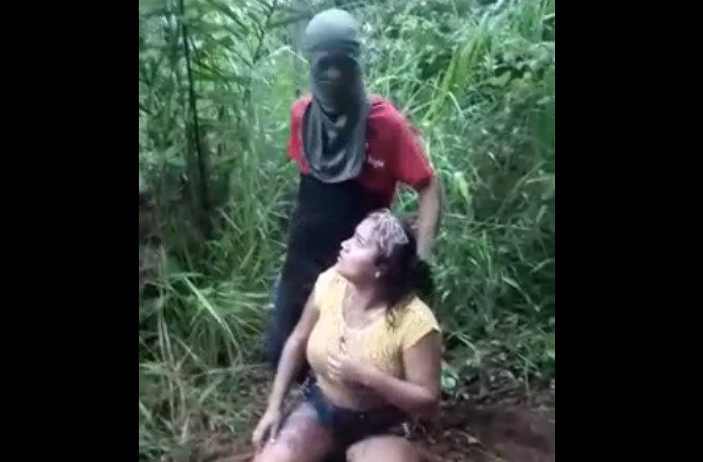 Woman being beheaded while receiving machete blows and stabs in the belly Photo 0001