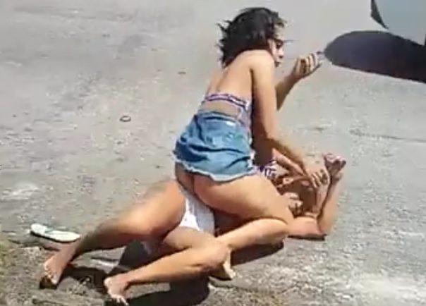 Hot woman fight in the middle of the street in front of the bar Photo 0001