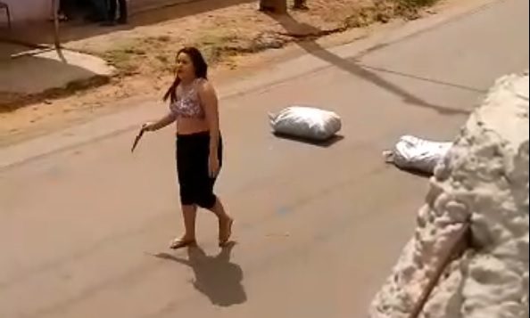 Restless woman armed with a knife closes a street and causes chaos in Brazil Photo 0001