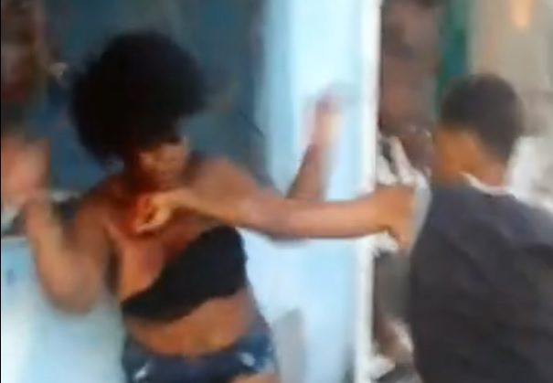 Woman brutally beaten by a man in the middle of the street in Brazil Photo 0001