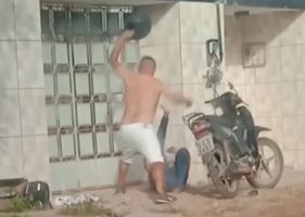 Man beats woman with motorcycle helmet in broad daylight in Brazil in terrible couple fight Photo 0001