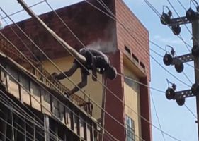 Man falls on high voltage wire and is fried alive Photo 0001