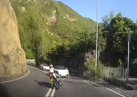 Woman driver crashed onto Lamborghini Photo 0001