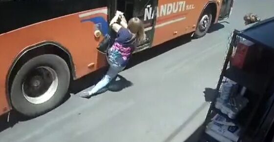Woman has her leg crushed by a bus in Paraguay when she is unable to get on the bus Photo 0001 Video Thumb
