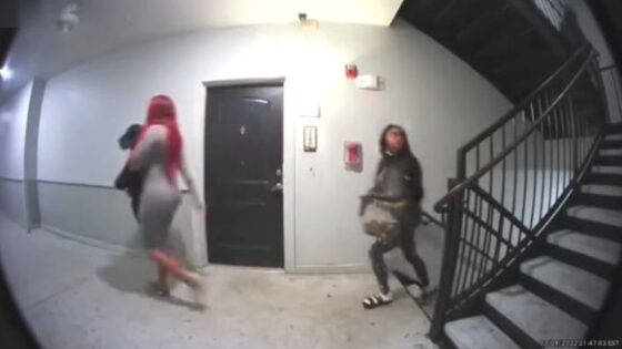 2 female thugs try to steal a mother and daughter but learn the hard way not to Photo 0001 Video Thumb