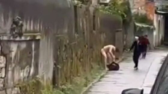 Crazy man is caught stabbing his own father to death in the middle of the street Photo 0001 Video Thumb