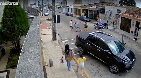 Young man quarrelled with old man turned to machete attack Photo 0001 Video Thumb