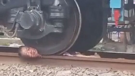The head of a dead man under the train left the body Photo 0001 Video Thumb