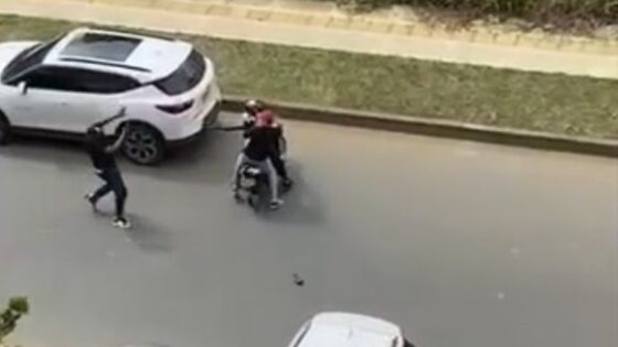 Defying all safety recommendations the man runs over armed men and dies murdered Photo 0001 Video Thumb