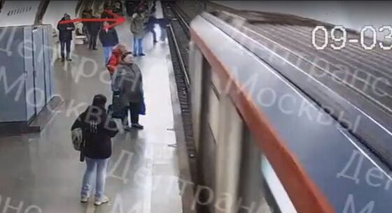 Man was pushed under a train at kyiv metro station in moscow Photo 0001 Video Thumb