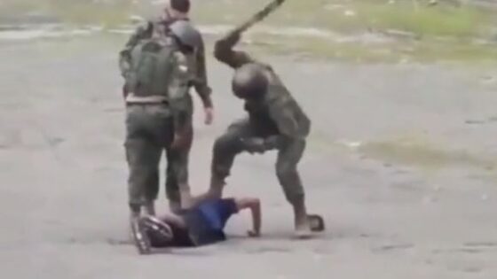 Criminal got caught by soldiers and beaten using machete Photo 0001 Video Thumb