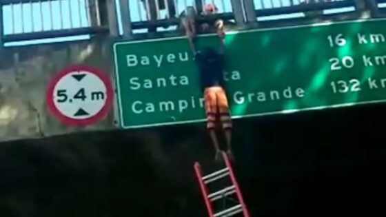 Firefighters fail when trying to save a suicidal man who ends up falling in brazil Photo 0001 Video Thumb
