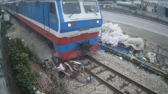 Man died dragged by train while crossing the railways Photo 0001 Video Thumb
