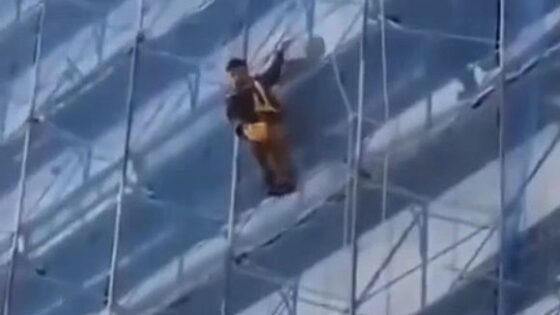 Angry worker jumped and committed suicide Photo 0001 Video Thumb