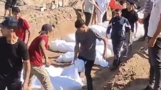 Palestinians bury dead civilians in mass graves Photo 0001 Video Thumb