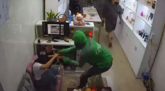 Vietnamese i think bandits cut down store owners Photo 0001 Video Thumb