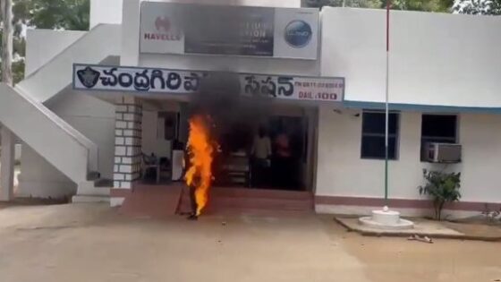 Man betrayed by his wife who refused to reconcile with him sets himself on fire in front of the police station to kill himself Photo 0001 Video Thumb