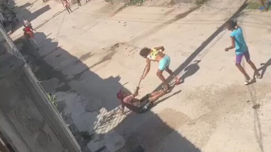 Woman stabbing man to death in cuba in broad daylight in the middle of the street Photo 0001 Video Thumb