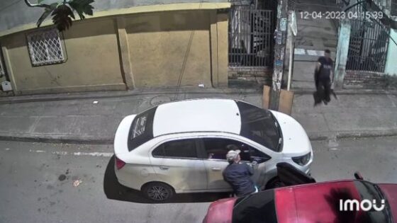 Thief tries to steal car but is surprised by the angry and armed owner in colombia Photo 0001 Video Thumb