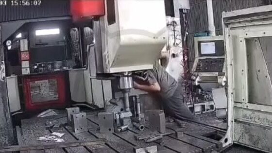 Worker kills himself in a bizarre way in a factory in china Photo 0001 Video Thumb