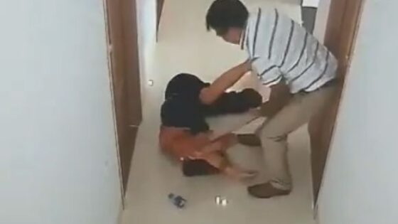 Chinese man beats woman to death in a building hallway and the murder is caught on surveillance cameras Photo 0001 Video Thumb