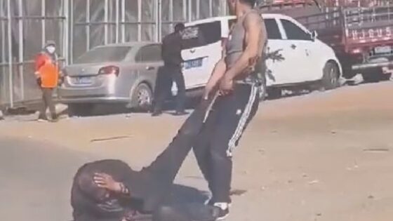 Chinese man loses his sanity and brutally attacks an elderly man in broad daylight Photo 0001 Video Thumb