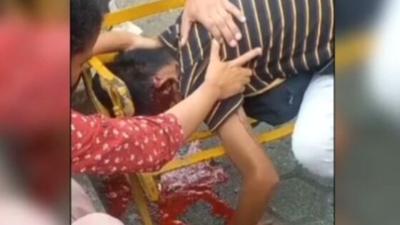 Man killed on public bench by thugs in ecuador Photo 0001 Video Thumb