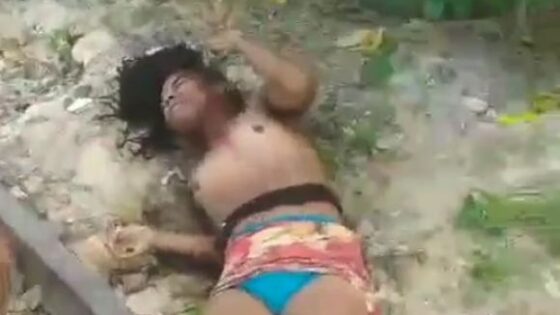 Transvestite allegedly involved in child abuse in brazil being destroyed by lynching Photo 0001 Video Thumb