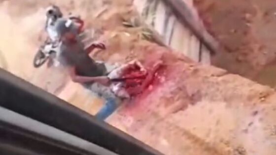 Man is brutally killed with machete blows by man visibly out of his mind in brazil Photo 0001 Video Thumb