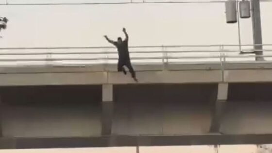 Man throws himself off a bridge and dies in hospital in mexico Photo 0001 Video Thumb
