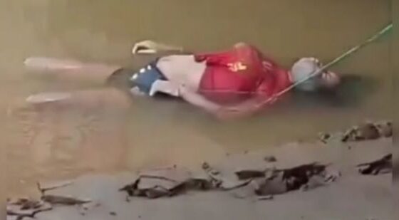 Swollen decomposing body of woman is found floating in sewage in ecuador Photo 0001 Video Thumb