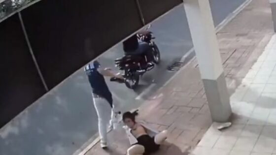 Criminal on motorcycle tries to rob young feminine girl in ecuador Photo 0001 Video Thumb