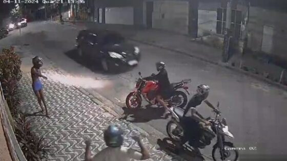 Good samaritan runs over criminals on motorbikes who were robbing two pedestrians Photo 0001 Video Thumb