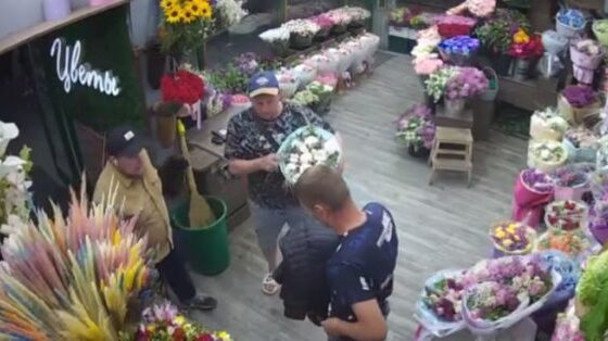 Man tries to steal bouquet of flowers from florist and is punished on the spot Photo 0001 Video Thumb