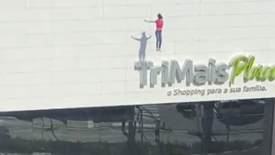A woman throws herself off the terrace of a shopping mall in são paulo brazil Photo 0001 Video Thumb