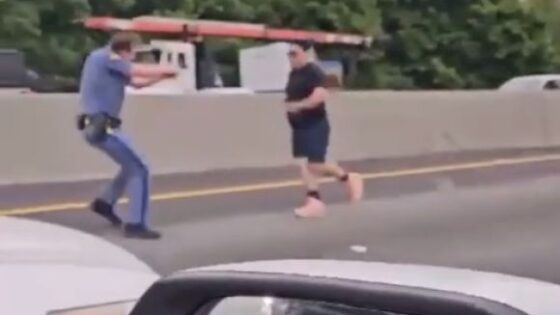 Washington state police officer shoots maniac attacking road workers with hammer Photo 0001 Video Thumb