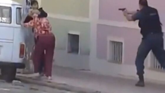 Robber is brutally shot by police in brazil Photo 0001 Video Thumb