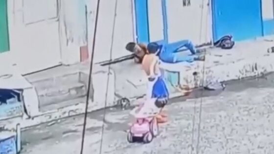 Man dies from stab wound to the heart in broad daylight in horrific murder Photo 0001 Video Thumb