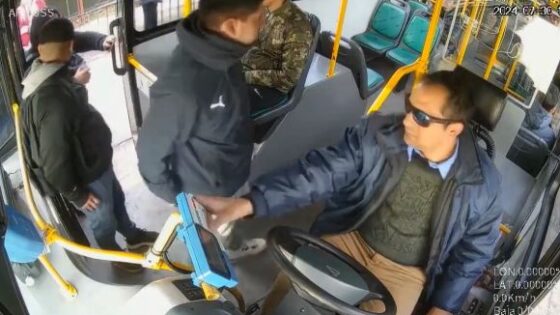 Passenger knocks out bus driver for no reason Photo 0001 Video Thumb