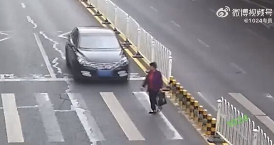 Woman advances on car she saw and is miserably run over Photo 0001 Video Thumb