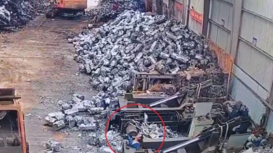 Worker crushed by giant machine in china question why did he go in there Photo 0001 Video Thumb
