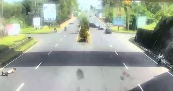 Civil servant ends his life by jumping from the manado interchange bridge in indonesia in a horrific suicide Photo 0001 Video Thumb
