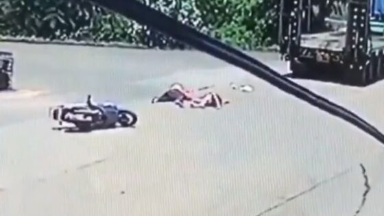 Motorcyclists are crushed by a stork truck that reverses without looking who is behind first Photo 0001 Video Thumb