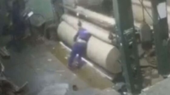 Worker is sucked into a textile machine and dies instantly Photo 0001 Video Thumb