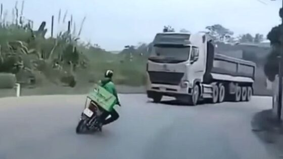 An uber eats driver dies after trying to overtake a car and crashing into the tires of a truck Photo 0001 Video Thumb