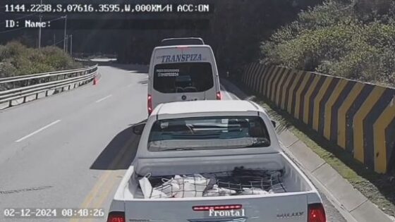 Giant rock falls from the hill and kills 2 people who were in a van on the central highway Photo 0001 Video Thumb