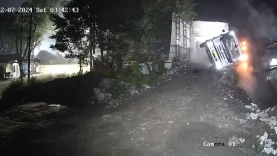 Truck breaks down and causes the death of a working driver Photo 0001 Video Thumb