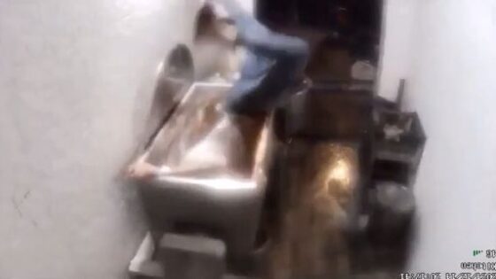 Worker dies after being dragged by a crusher Photo 0001 Video Thumb