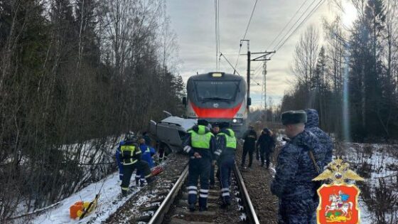 An electric train demolished a car in dubna moscow region the driver died on the spot Photo 0001 Video Thumb