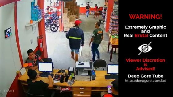 Machete-wielding workers stop supermarket robbery caught on camera in Anajas Brazil Photo 0001 Video Thumb